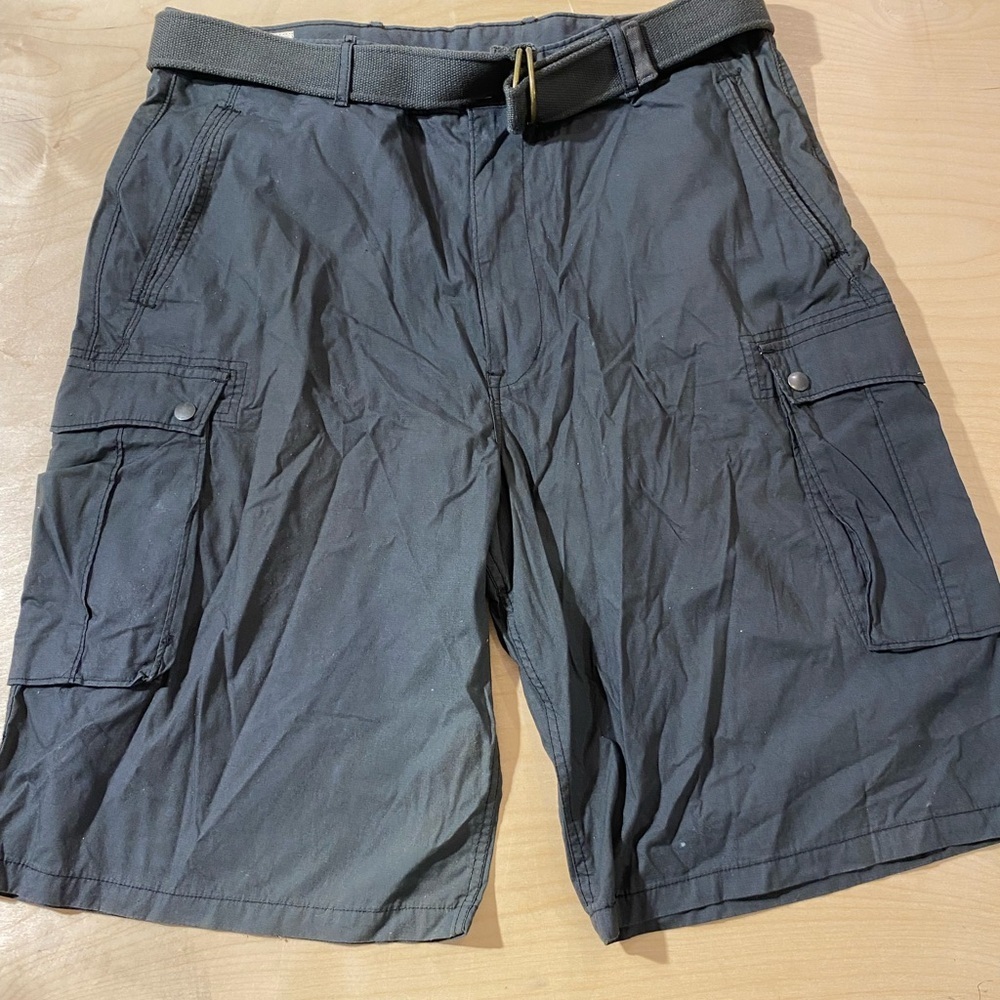 Levi Strauss Cargo Style Shorts with Canvas Belt size 38 (BK)